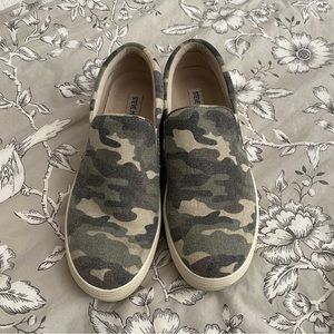 Women’s Steve Madden camo slip ons size 8.5